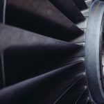 Czy komin wentylacyjny musi wystawać poza kalenice?