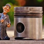 Co łączy tłok z korbowodem?