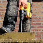 Jak zrobić dziurę w grubym plastiku?