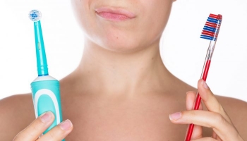 Szczoteczka soniczna czy elektryczna – którą wybrać?