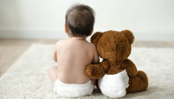 Jak wybrać pierwsze zabawki dla noworodka?